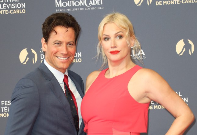 Ioan Gruffudd in a suit and Alice Evans in a red dress