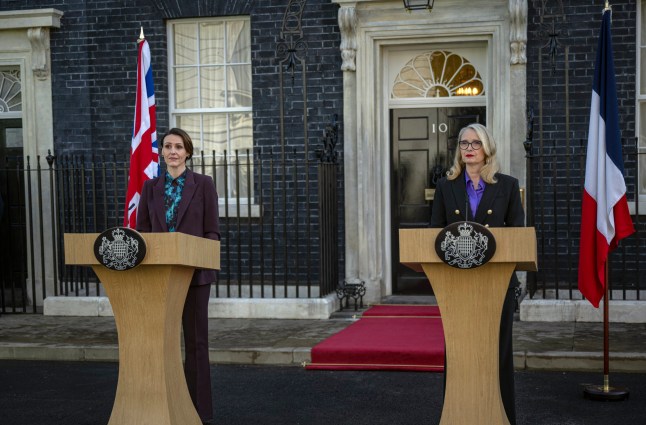 The Hostage. (L to R) Suranne Jones as Abigail, Julie Delpy as Vivienne in Episode 1 of The Hostage. Cr. Kevin Baker/Netflix ?? 2025