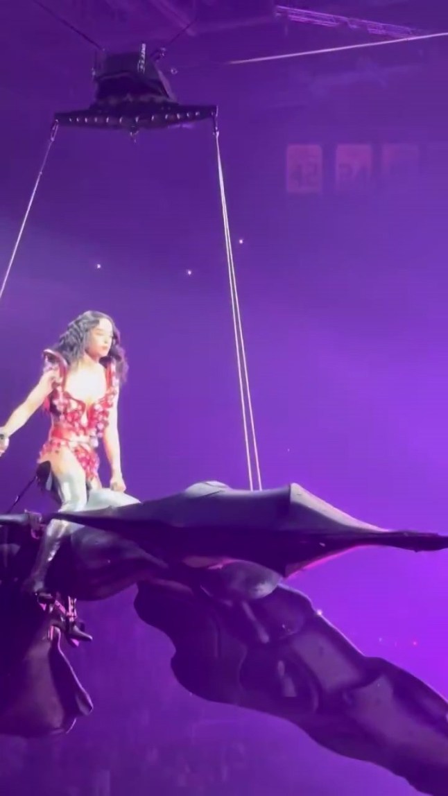 Katy Perry?s tour prop malfunctions midair.