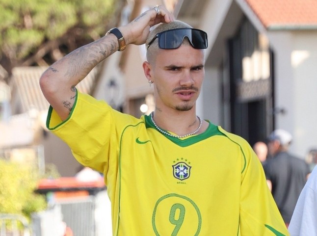 Saint Tropez, FRANCE Romeo Beckham was spotted looking stylish in Saint-Tropez as he rocked a vintage Ronaldo Brazil national team jersey. His arrival came shortly after Brooklyn Beckham and Nicola Peltz had already departed for the United States, seemingly avoiding a run-in. Pictured: Romeo Beckham BACKGRID USA 25 JULY 2025 BYLINE MUST READ: Aissaoui Nacer / BACKGRID USA: +1 310 798 9111 / usasales@backgrid.com UK: +44 208 344 2007 / uksales@backgrid.com *UK Clients - Pictures Containing Children Please Pixelate Face Prior To Publication*
