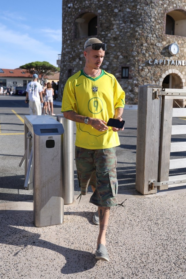 Saint Tropez, FRANCE Romeo Beckham was spotted looking stylish in Saint-Tropez as he rocked a vintage Ronaldo Brazil national team jersey. His arrival came shortly after Brooklyn Beckham and Nicola Peltz had already departed for the United States, seemingly avoiding a run-in. Pictured: Romeo Beckham BACKGRID USA 25 JULY 2025 BYLINE MUST READ: Aissaoui Nacer / BACKGRID USA: +1 310 798 9111 / usasales@backgrid.com UK: +44 208 344 2007 / uksales@backgrid.com *UK Clients - Pictures Containing Children Please Pixelate Face Prior To Publication*