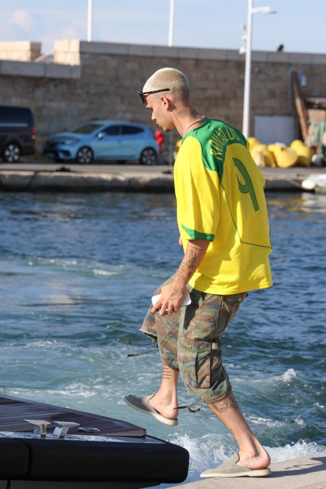 Saint Tropez, FRANCE Romeo Beckham was spotted looking stylish in Saint-Tropez as he rocked a vintage Ronaldo Brazil national team jersey. His arrival came shortly after Brooklyn Beckham and Nicola Peltz had already departed for the United States, seemingly avoiding a run-in. Pictured: Romeo Beckham BACKGRID USA 25 JULY 2025 BYLINE MUST READ: Aissaoui Nacer / BACKGRID USA: +1 310 798 9111 / usasales@backgrid.com UK: +44 208 344 2007 / uksales@backgrid.com *UK Clients - Pictures Containing Children Please Pixelate Face Prior To Publication*